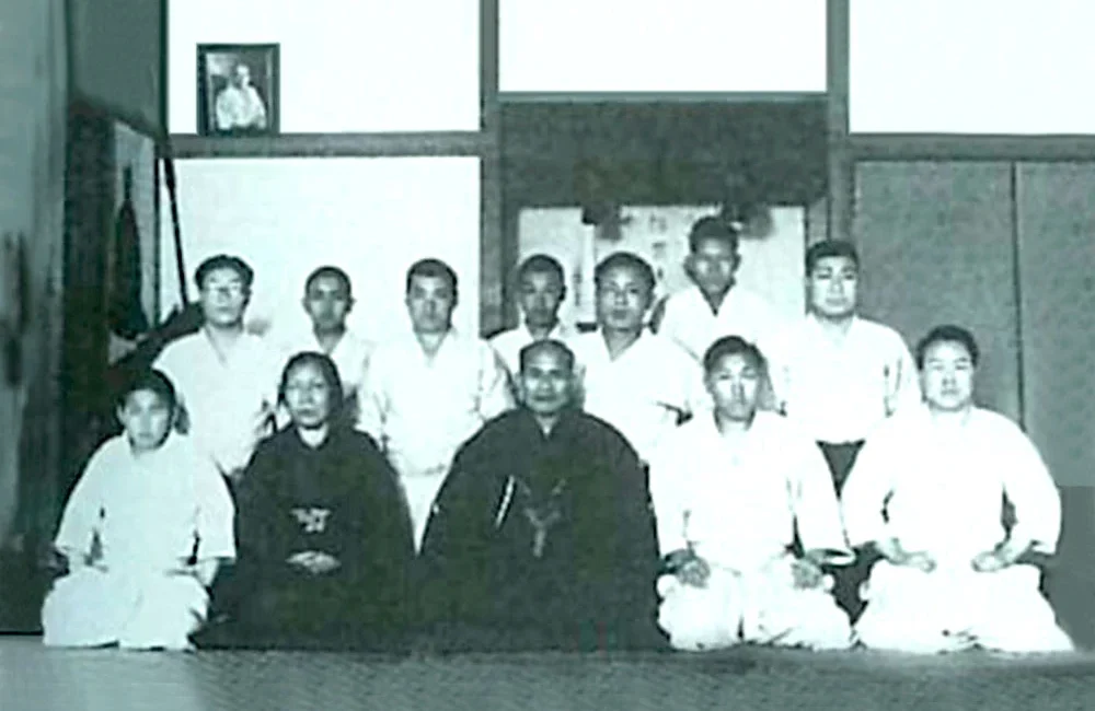 O-sensei s judisty z Kodokanu Zdroj: Revista Budo