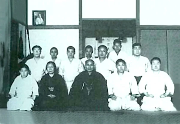 O-sensei s judisty z Kodokanu Zdroj: Revista Budo