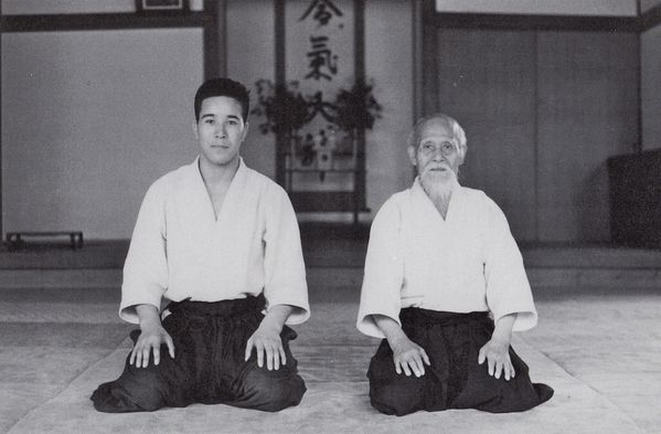 Shimizu Kenji a Ueshiba Morihei seiza