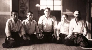 Zleva Kisshomaru Ueshiba, Zenzaburo Akazawa, Tenryu; zcela vpravo, generál Makoto Miura, 1939