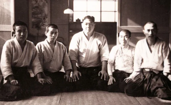 Zleva Kisshomaru Ueshiba, Zenzaburo Akazawa, Tenryu; zcela vpravo, generál Makoto Miura, 1939