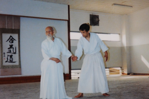 Masatake Fujita jako uke pro zakladatele aikido Moriheie Ueshibu -  Aikikai Hombu Dojo, 1969