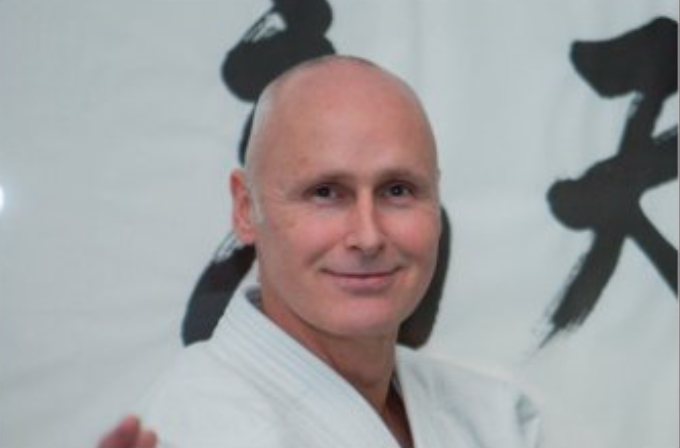 Zdroj: http://docs.seishinkai.eu/Tho_Miles_2018_final.pdf?fbclid=IwY2xjawO8m-lleHRuA2FlbQIxMABzcnRjBmFwcF9pZBAyMjIwMzkxNzg4MjAwODkyAAEeejMjoIM-KgazSIhy6bEYll40FCWZ4aAM5cWTKbs7z4hfg7JjwiBvUO8atcU_aem_wikwG5OnsayMn_n1nxzGlg