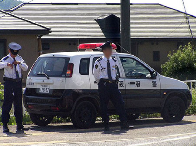 Ein 74 Jahre alter Einbrecher, verkleidet in als Ninja, wurde verhaftet