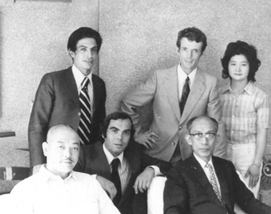 © G. Obellianne 1974 – Kobayashi sensei et G. Obellianne visitent le Doshu Kisshomaru Usehiba dans l’Aikikai à Tokkyo..