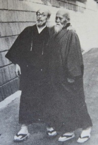 Morihei Ueshiba a Takaharu Kuki poblíž rodinného sídla rodiny Kuki v Nishinadě ve městě Kóbe