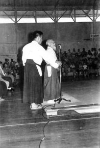 Morihei Ueshiba, zakladatel aikida, přednáší na Havaji, 1961.<br>Zdroj: Aikido Sangenkai